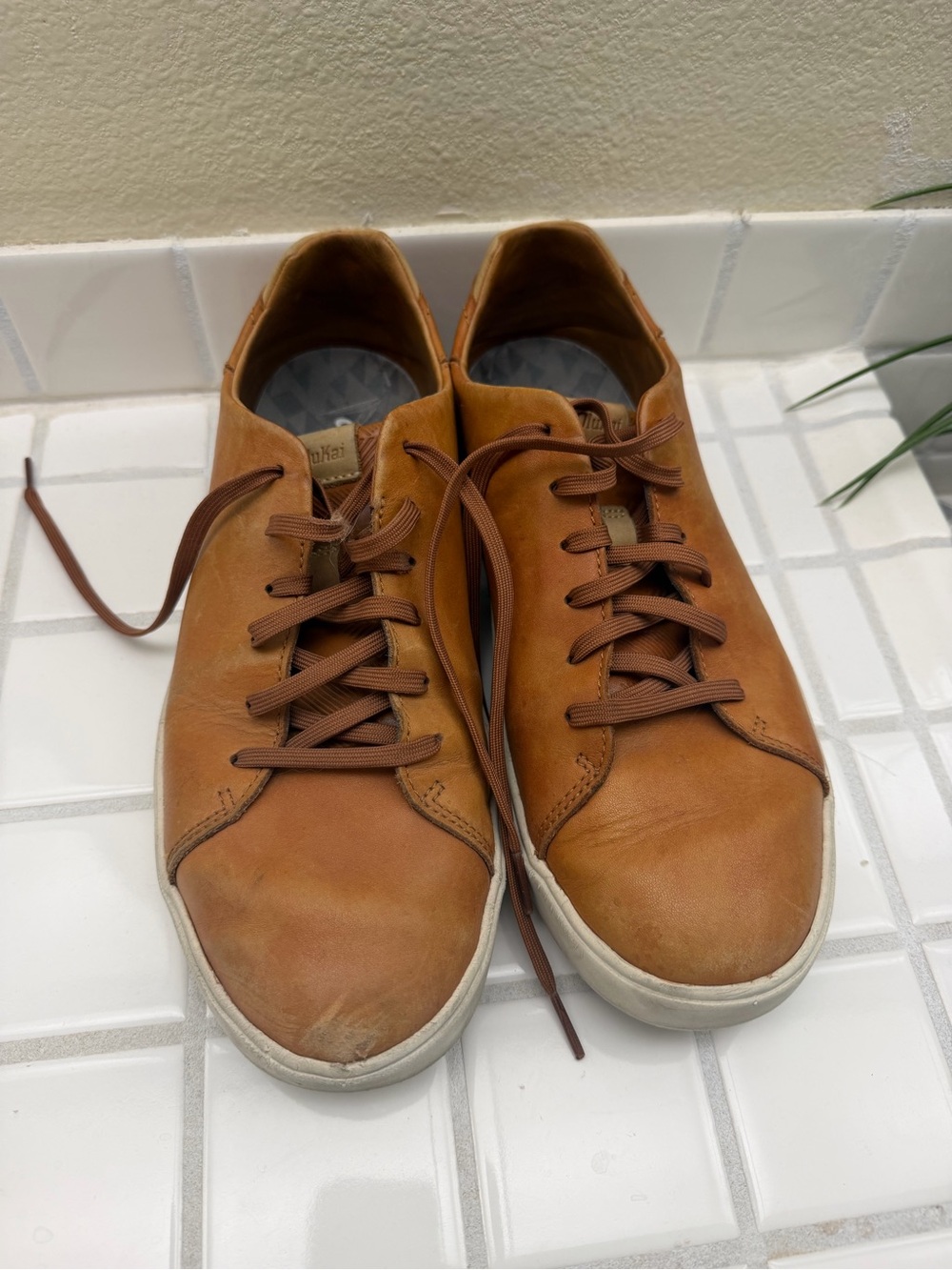 OluKai Lae’ahi Li ‘Ili Men’s Leather Sneakers – Size 9.5